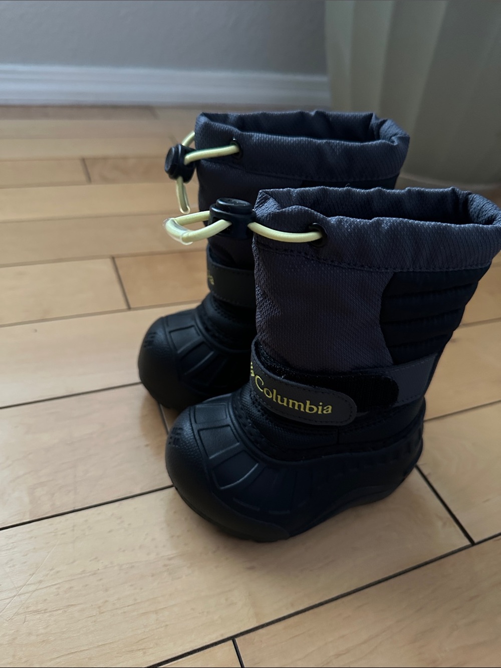 Columbia Unisex-Child Powderbug Snowlite Hiking Boot size 4 new without tag